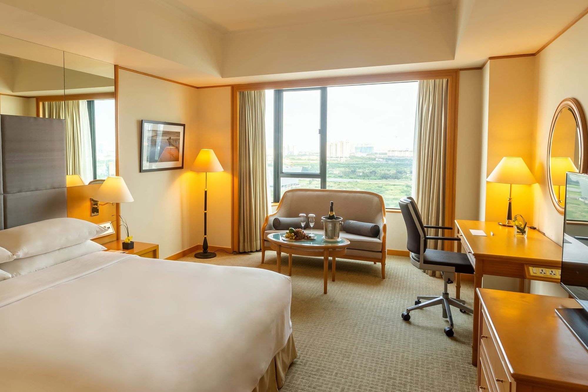 Tận hưởng khoảnh khắc đáng nhớ tại Renaissance Riverside Hotel Saigon